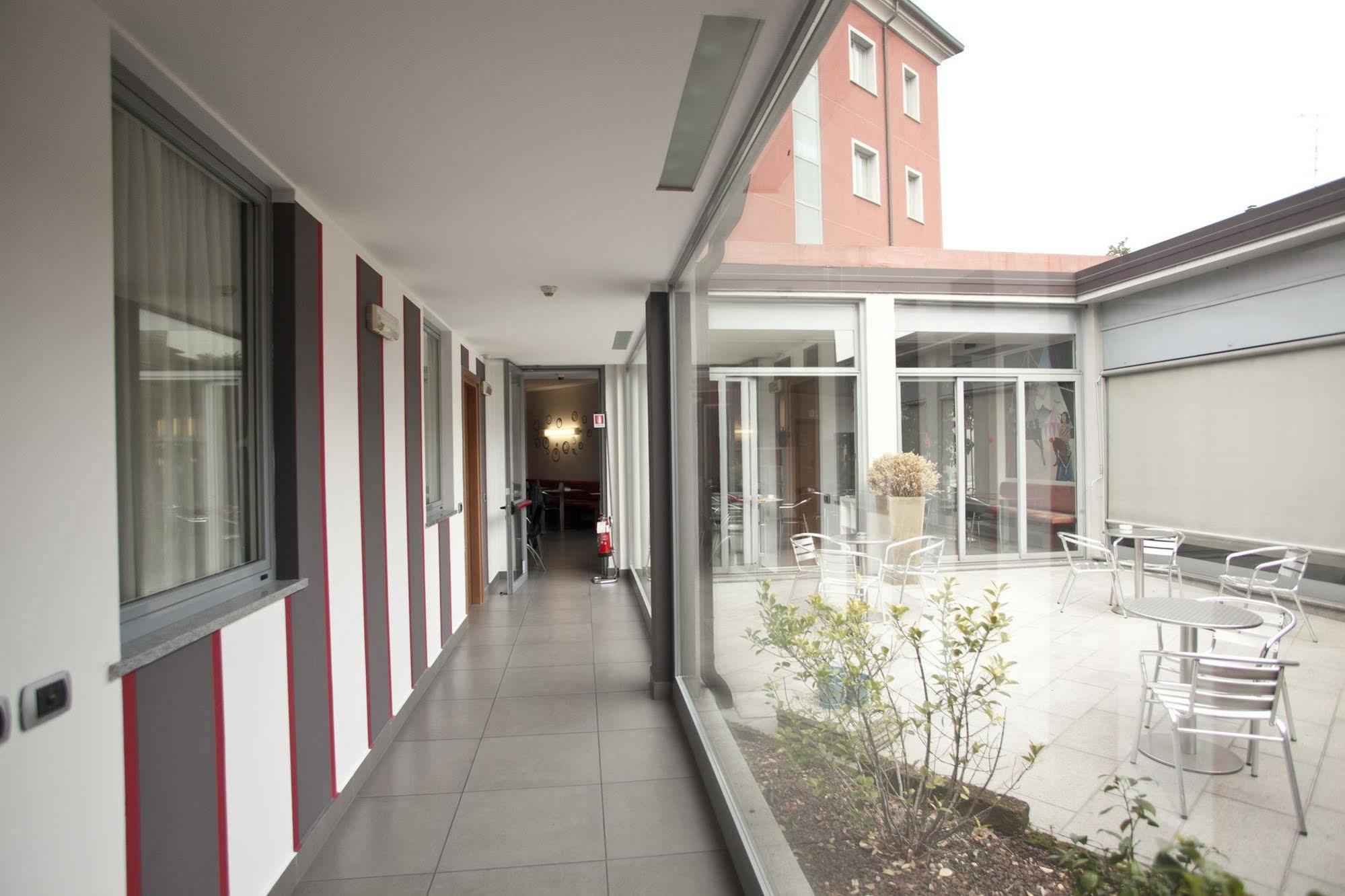 Hotel Domus Expo Parabiago Exterior foto